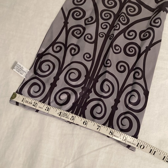 The Metropolitan Museum of Art scrolls silk scarf - Picture 11 of 16